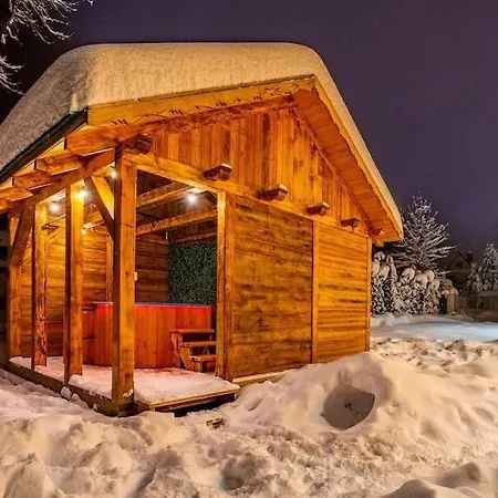 Dom wakacyjny Two-story Mountain-style House, Sauna, Jacuzzi *