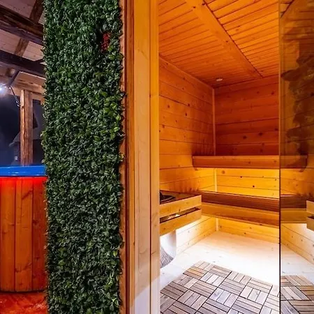 Dom wakacyjny Two-story Mountain-style House, Sauna, Jacuzzi *
