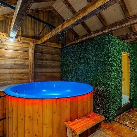 Dom wakacyjny Two-story Mountain-style House, Sauna, Jacuzzi *