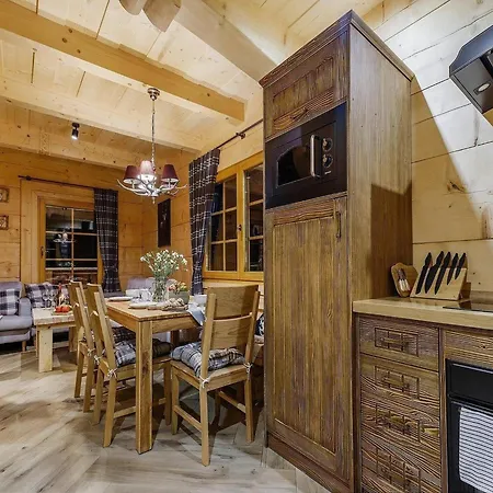 Two-story Mountain-style House, Sauna, Jacuzzi مورزاسيخله